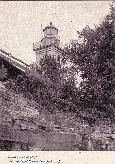 Cliffs_at_Dunkirk_Lighthouse.jpg