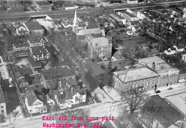 East_4th_from_Lynx_past_Washington_1953.jpg