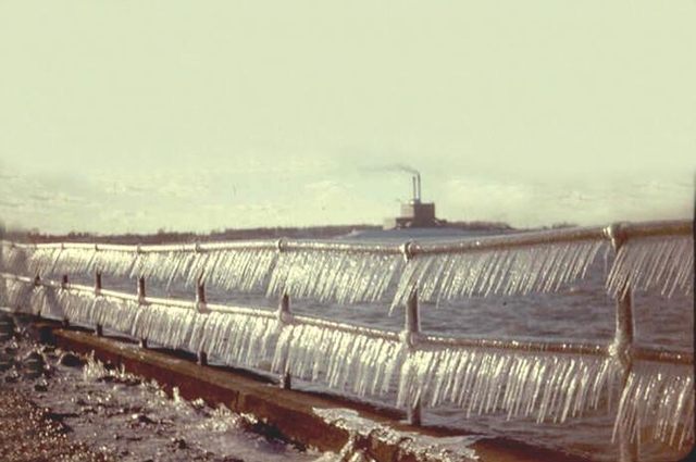 Ice_along_Lake_Front_Blvd_57.jpg