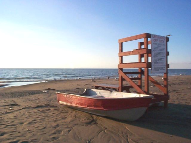 Lifeguard_stand_at_Point_Gratiot.jpg