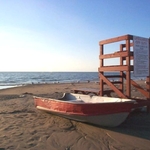 Lifeguard_stand_at_Point_Gratiot.jpg