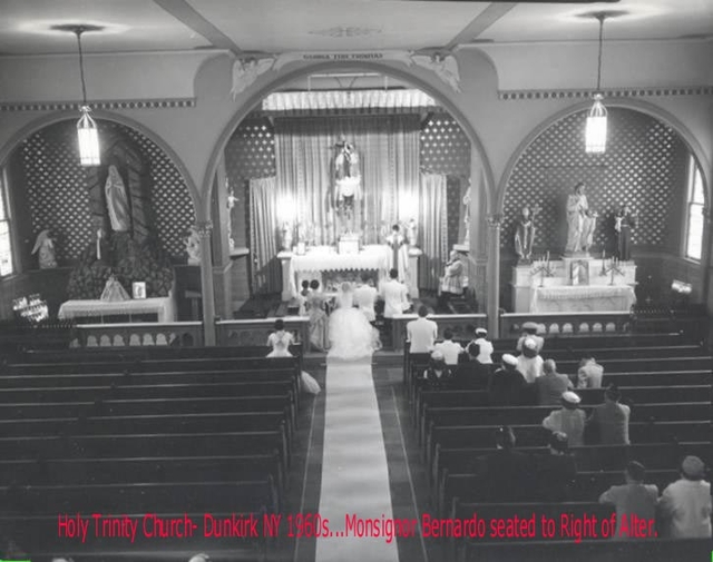 Holy_Trunity_Church_1960s-inside.jpg